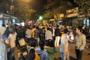 Dân bao vây hai công an đánh người